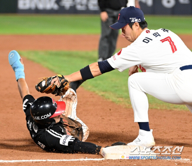 4일 부산 사직구장에서 열린 LG와 롯데의 경기, 3회초 1사 2루 LG 홍창기 타석때 2루주자 신민재가 3루 도루를 실패하고 있다. 부산=허상욱 기자wook@sportschosun.com/2023.10.04/