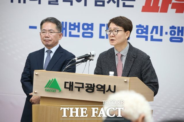 11일 대구시 이종헌 신공항건설특보가 '군위군 도시공간개발 종합계획'을 설명하고 있다. 좌측부터 김진열 군위군수, 이종헌 신공항건설특보 / 대구시