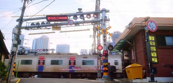 낮은 생활 공간과 높은 상업지구 건물 대비가 돋보이는 백민건널목(사진제공=용산구청)