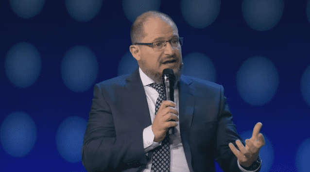 'CES 2024'에서 기조연설을 진행 중인 크리스티아노 아몬 퀄컴 CEO(사진=CES 2024 라이브 영상 갈무리)