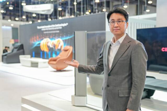 이경수 세라젬 대표가 9일(현지시간) 미국 라스베이거스 'CES 2024' 세라젬 부스에서 사진을 찍고 있다. (사진=세라젬)