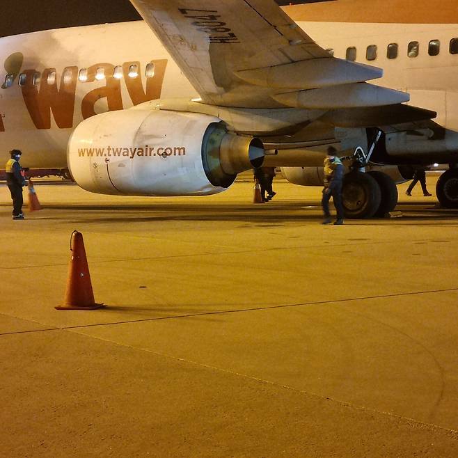 티웨이항공 여객기가 10일 오후 인천국제공항에 착륙하던 중 조류와 충돌해 엔진에서 불꽃이 튀면서 공항 소방대가 출동하는 등 소동이 빚어졌다. 사진은 이날 인천국제공항에 착륙한 티웨이항공 비행기 엔진의 모습. /연합뉴스