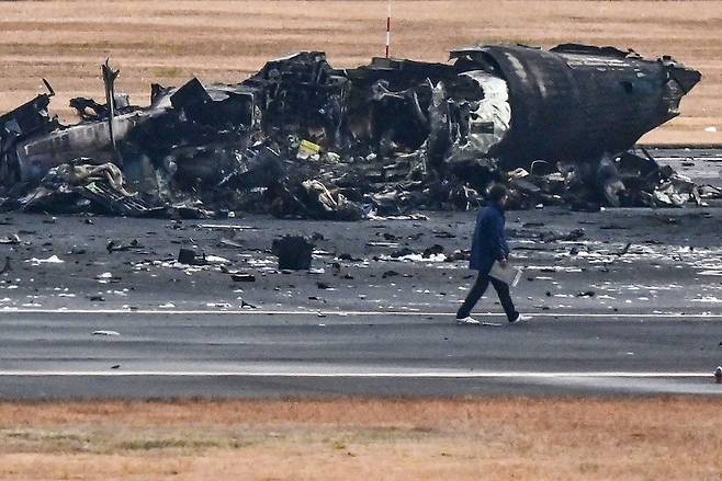 지난 2일 일본 도쿄 하네다공항 활주로에서 일본항공(JAL) 여객기와 충돌한 해상보안청 항공기 잔해가 3일 시커멓게 불탄 채 널브러져 있다. 이 사고로 JAL 여객기 탑승객 379명 전원은 탈출했으나, 해상보안청 항공기 탑승자 6명 중 5명이 숨졌다./AFP 연합뉴스