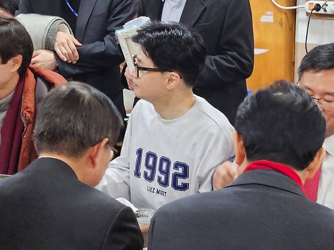 한동훈 국민의힘 비상대책위원장이 10일 부산 중구 남포동 자갈치시장을 방문해 저녁 식사를 하고 있다. /뉴스1
