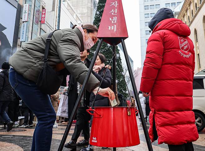 성탄절인 지난해 12월 25일 오후 서울 중구 명동거리에서 한 시민이 구세군 자선냄비에 기부하고 있다. /뉴스1
