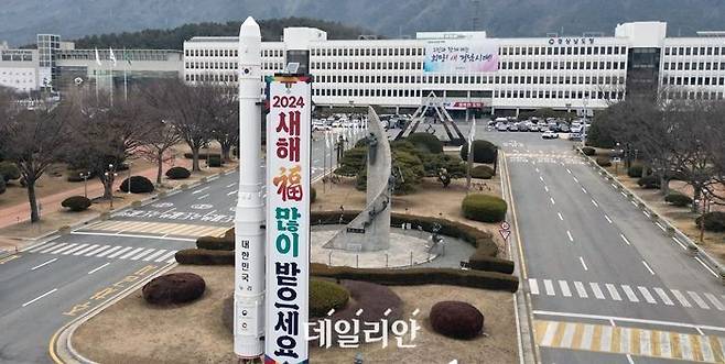 한국판 나사(NASA·미국 항공우주국) 역할을 할 우주항공청 설치 법안이 국회 문턱을 넘은 지난 9일 오후 경남 창원시 의창구 경남도청 입구에 우주발사체 누리호 모형이 보인다. ⓒ연합