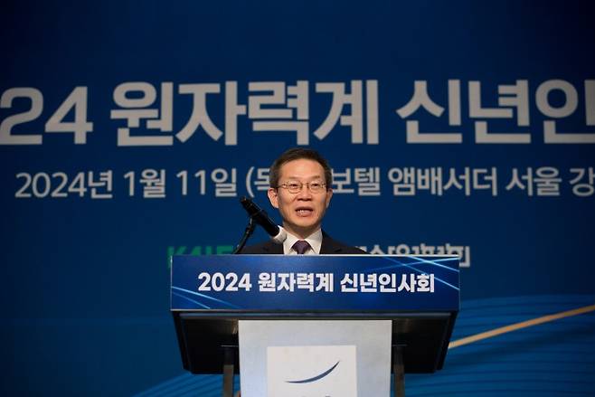 이종호 과학기술정보통신부 장관은 11일 노보텔 앰배서더 서울 강남에서 열린 '2024 원자력계 신년 인사회'에 참석해 인사말을 하고 있다. 과기정통부 제공