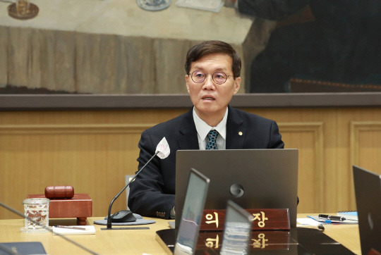 11일 서울 중구 한국은행에서 열린 금융통화위원회 본회의에서 이창용 총재가 회의를 주재하고 있다. <한은 제공>.