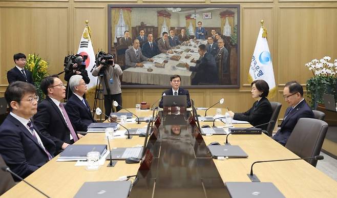 이창용 한국은행 총재가 11일 서울 중구 한국은행에서 열린 금융통화위원회를 주재하고 있다. 2024.1.11/뉴스1 ⓒ News1 사진공동취재단 /사진=뉴스1