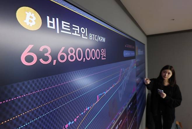 미국 증권거래위원회(SEC)가 비트코인 현물 상장지수펀드(ETF)의 상장과 거래를 공식 승인한 11일 오전 서울 서초구 빗썸 고객센터 전광판에 비트코인이 상승세를 보이고 있다. 이날 승인 결정으로 그레이스케일, 비트와이즈, 해시덱스 등 11개의 비트코인 현물 ETF의 상장 거래가 가능해진다. 뉴스1 제공