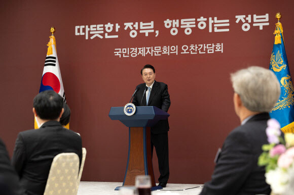 윤석열 대통령이 11일 서울 용산 대통령실에서 열린 국민경제자문회의 위원들과의 오찬 간담회에 참석해 발언하고 있다. 대통령실 제공