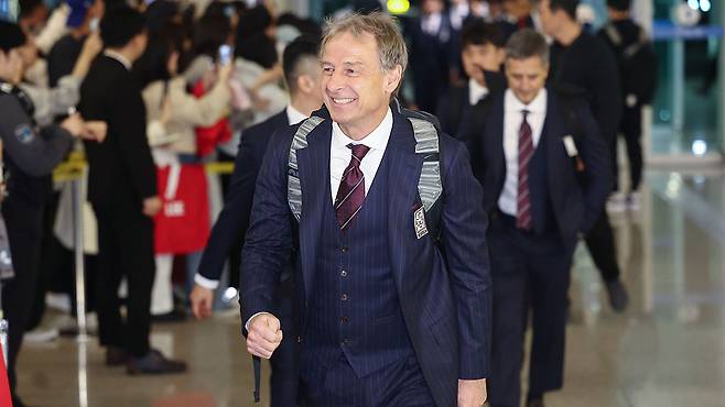 출국하는 아시안컵 축구 국가대표팀 클린스만 감독 [자료사진: 연합뉴스]