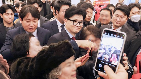 국민의힘 한동훈 비상대책위원장이 11일 오전 부산항국제전시컨벤션센터에서 열린 비상대책위원회에 앞서 회의장 밖에서 지지자와 사진을 찍고 있다. 연합뉴스