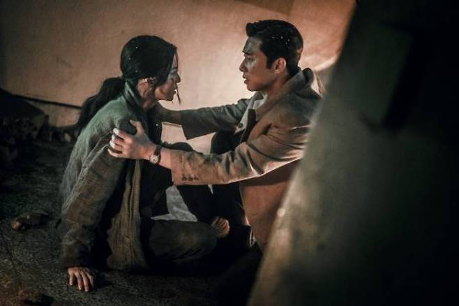 ‘경성크리처’ 속 배우 한소희(왼쪽), 박서준. 넷플릭스