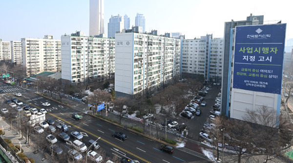 아파트를 지은 지 30년이 넘었다면 안전진단 없이 재건축을 시작할 수 있도록 정부가 절차를 간소화하기로 결정한 10일 서울 여의도 재건축 아파트 일대의 모습. 권현구 기자