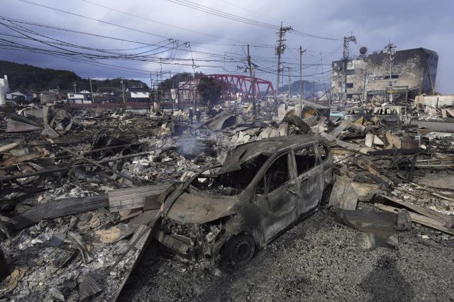 지난 1일(현지시간) 규모 7.6의 강진에 의한 화재로 소실된 일본 이시카와현 와지마 시장 모습. AP연합뉴스