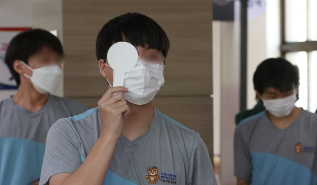 시력 측정하는 병역판정검사 대상자/사진=연합뉴스