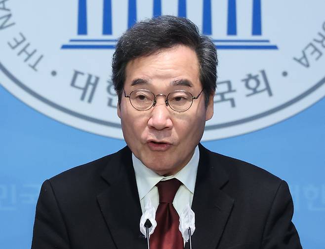 이낙연 전 대표가 11일 국회 소통관에서 기자회견을 열고 탈당 및 신당 창당을 선언하고 있다. / 사진=연합뉴스