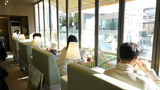 독서에 몰입한 욕망의 북카페 이용객들 / 사진=김규란 여행+ PD