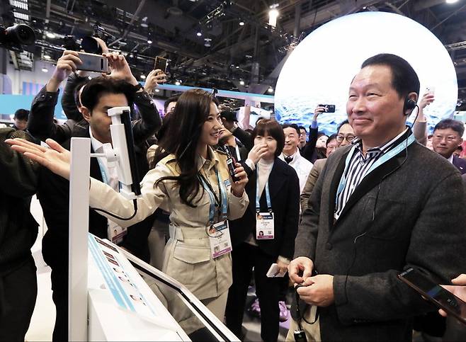 SK Group Chairman Chey Tae-won experiences AI Fortune Teller Service [Courtesy of SK Supex Council]