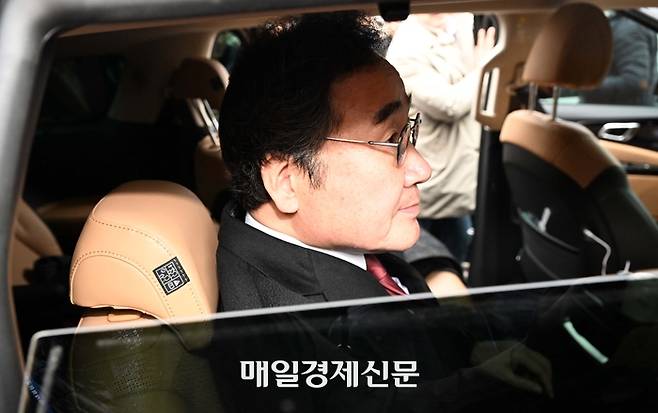 이낙연 더불어민주당 전 대표가 11일 서울 여의도 국회에서 기자회견을 열고 탈당 및 신당 창당을 선언한 뒤 차량에 탑승해 있다. 2024.1.11 [한주형 기자]