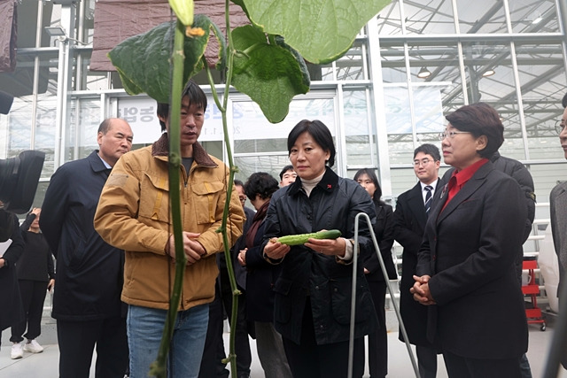 송미령 농식품부 장관이 상주 청년농 스마트팜 현장을 둘러보고 있다./사진제공=경북 상주시