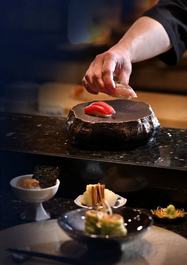 서울 강남구 청담동의 오마카세 스시집 ‘긴자블루청담’에서 메뉴를 내는 모습.