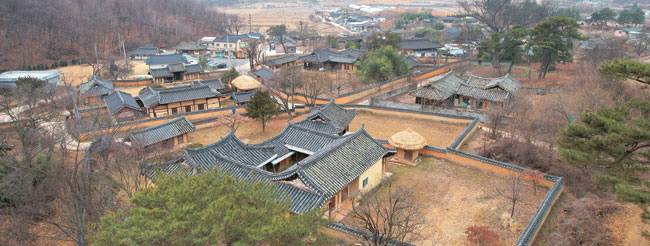 경북 안동 풍산읍 오미마을의 고택들. 오미마을은 여덟 형제가 소과에 급제하고, 이 중 다섯 형제가 대과에 급제하면서 단숨에 명문가로 떠오른 풍산 김씨의 집성촌이다. 마을 안에는 넓은 마당을 가진 고색창연한 고택이 그득하다.