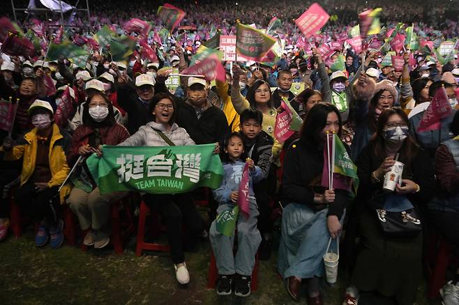 지난 6일 대만 신베이(新北)시에서 열린 집권 여당 민주진보당(민진당)의 선거 유세 현장에서 한 지지자가 중국과 구별되는 대만인으로서 정체성을 강조하는 의미를 담은 ‘우린 대만팀(挻台灣, TEAM TAIWAN)’이란 문구가 적힌 수건을 흔들며 환호성을 지르고 있다. [AP]