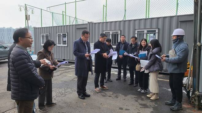 [수원=뉴시스] 학교 석면 현장 지도‧점검. (사진=경기도교육청 제공) 2024.1.11. photo@newsis.com *재판매 및 DB 금지