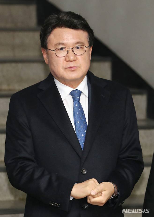 [서울=뉴시스] 정병혁 기자 = '청와대 울산시장 선거 개입 의혹' 의혹으로 재판에 넘겨진 황운하 더불어민주당 의원이 29일 서울 서초구 서울지방법원에서 열린 선고 공판을 마친 뒤 법정을 나서고 있다.이날 재판부는 송철호 전 울산시장과 황운하 더불어민주당 의원(전 울산경찰청장), 송병기 전 울산시 경제부시장에게 각각 징역 3년의 실형을, 백원우 전 청와대 민정비서관과 박형철 전 반부패비서관에게는 각각 징역 2년과 징역 1년에 집행유예 2년을 선고했다. 한병도 민주당 의원(전 민정수석)은 무죄 판결을 받았다.(공동취재사진) 2023.11.29. photo@newsis.com