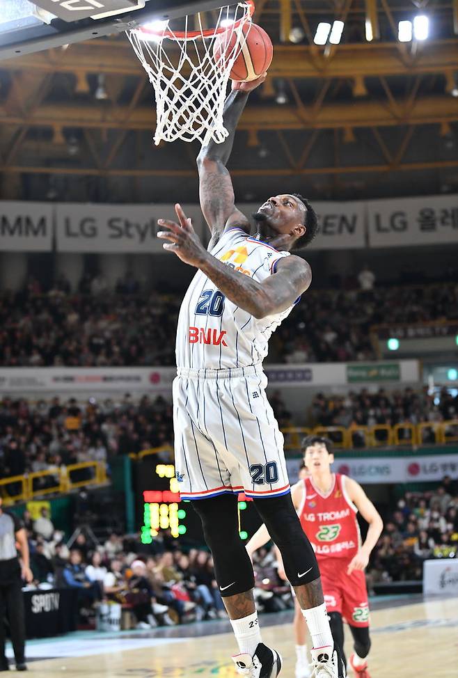 [서울=뉴시스] 프로농구 부산 KCC의 라건아. (사진=KBL 제공) *재판매 및 DB 금지