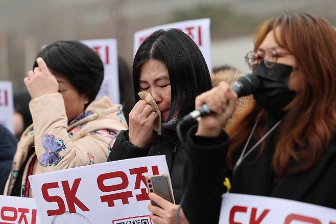 가습기살균제 참사 가해기업 유죄 선고를 호소하는 피해자·시민사회단체 관계자가 11일 오후 서울 서초구 중앙지법 인근에서 열린 유해 가습기 살균제를 제조·판매한 혐의로 기소된 안용찬 애경산업 전 대표와 홍지호 전 SK케미칼 대표의 2심 선고 관련 기자회견에서 눈물을 훔치고 있다. 연합뉴스