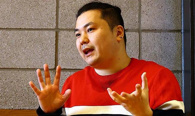 지난 2023년 12월 27일 서울 서초구의 한 카페에서 최태섭 작가가 집게손가락 논란에 대해 설명하고 있다. 남제현 선임기자
