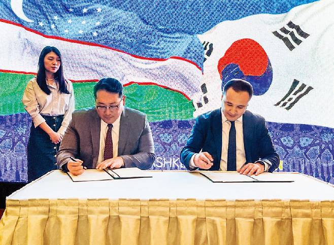 2023년 6월 15일 우즈베키스탄 타슈켄트에서 정성우 고려대안산병원 진료협력센터장(왼쪽)과 아브두가니예프 우루그백 타슈켄트주 보건국장이 보건의료 업무협약을 체결하고 있다. [고려대안산병원]