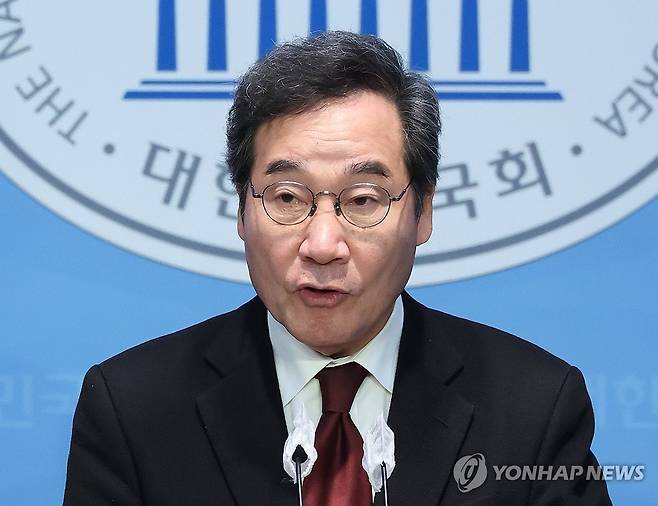 이낙연, 민주당 탈당 (서울=연합뉴스) 신준희 기자 = 더불어민주당 이낙연 전 대표가 11일 국회 소통관에서 기자회견을 열고 탈당 및 신당 창당을 선언하고 있다. 2024.1.11 hama@yna.co.kr