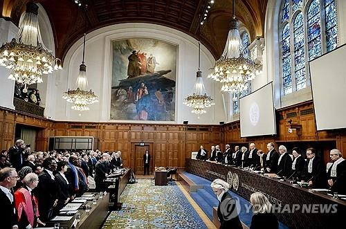 ICJ, '이스라엘 제노사이드 혐의' 재판 개시 (헤이그 EPA=연합뉴스) 11일(현지시간) 네덜란드 헤이그 국제사법재판소(ICJ)에서 열린 이스라엘의 제노사이드 혐의 재판 첫날 모습. 2024.1.11 photo@yna.co.kr