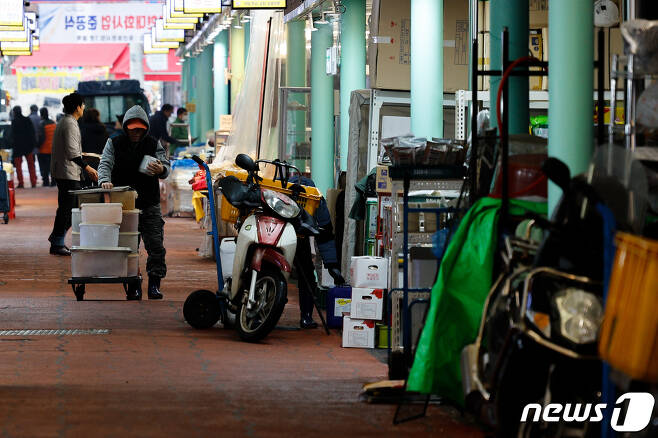 서울의 한 시장에서 상인들이 발걸음을 옮기고 있다. 2024.1.3/뉴스1 ⓒ News1 안은나 기자