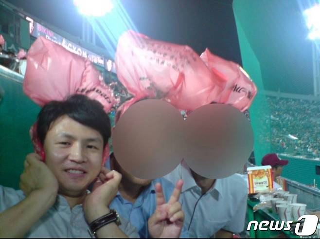 12일 국민의힘이 한동훈 비상대책위원장의 과거 부산 사직야구장 방문 사진을 공개했다. 국민의힘은 한 위원장이 2007-2009년 2년과 2020년 두 번에 걸쳐 부산에 살았기 때문에, 짧은 인사말에서 몇 줄로 축약해서 세세히 소개하지 못할 정도로 부산에서의 좋은 추억들이 많다고 밝혔다. (국민의힘 제공) 2024.1.12/뉴스1 ⓒ News1 임세영 기자