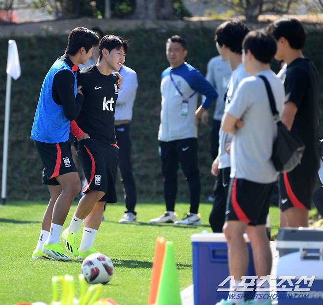 대한민국 축구대표팀이 12일(현지시간) 오전 카타르 도하 알 아글라  훈련장에서 훈련을 진행했다. 설영우가 이강인에게 장난을 치고 있다. 도하(카타르)=박재만 기자 pjm@sportschosun.com/2023.01.12/