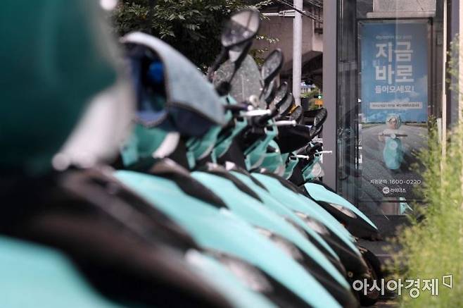 서울 시내의 한 배달대행 업체 지역 센터에 배달원 지원 모집 안내문이 걸려 있다. /김현민 기자 kimhyun81@