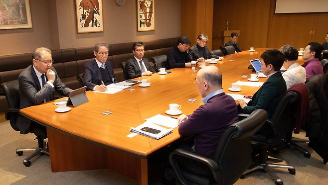 8일 서울 중구 조선일보 본사에서 열린 독자권익위원회. 왼쪽부터 박상욱 위원, 김도연 위원장, 김태수·금현섭 위원, 조중식 부국장. 오른쪽부터 장부승·김별아·김재련·정윤혁 위원. /박상훈 기자