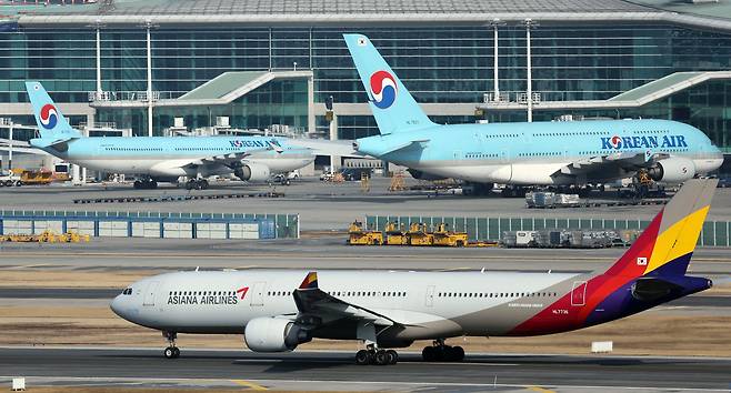 인천국제공항 계류장에 대한항공과 아시아나항공의 항공기가 지나고 있다./뉴스1