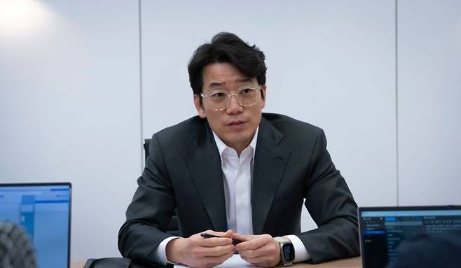 김용훈 SK텔레콤 AI서비스사업부장(CASO, 부사장)이 지난 10일(현지시간) CES 2024에 마련된 SK ICT데모룸에서 SKT의 AI 전략 등에 대해 설명하고 있다.ⓒSK