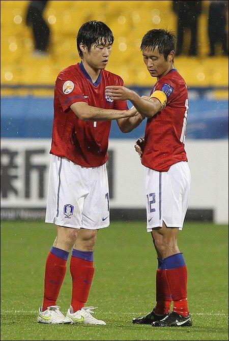 2000년대 한국 축구 황금 콤비였던 박지성과 이영표. ⓒ 연합뉴스