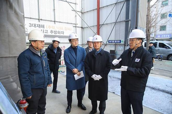 진현환 국토교통부 제1차관은 12일 서울시 종로구에 위치한 청년 특화형 신축매입임대 약정사업 건설현장을 방문해 한국토지주택공사(LH)와 사업관계자들의 의견을 청취하고, 도심 내 좋은 위치에 고품질의 주택공급을 더욱 확대할 것을 약속했다.ⓒ국토부