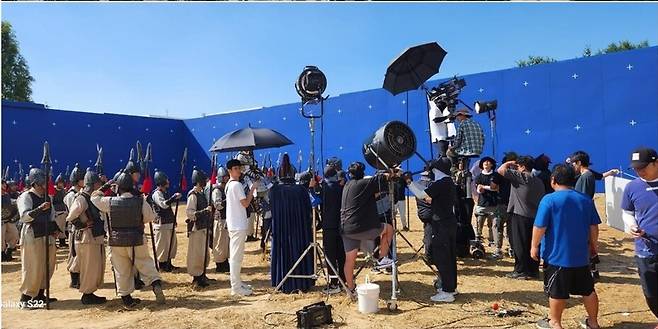 수원 드라마 세트장 부지에 야외 크로마 세트장을 세우고 주요 전쟁 장면을 촬영했다. 한국방송 제공