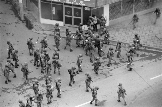 1980년 5·18민주화운동을 진압하는 계엄군. 5·18기념재단 제공