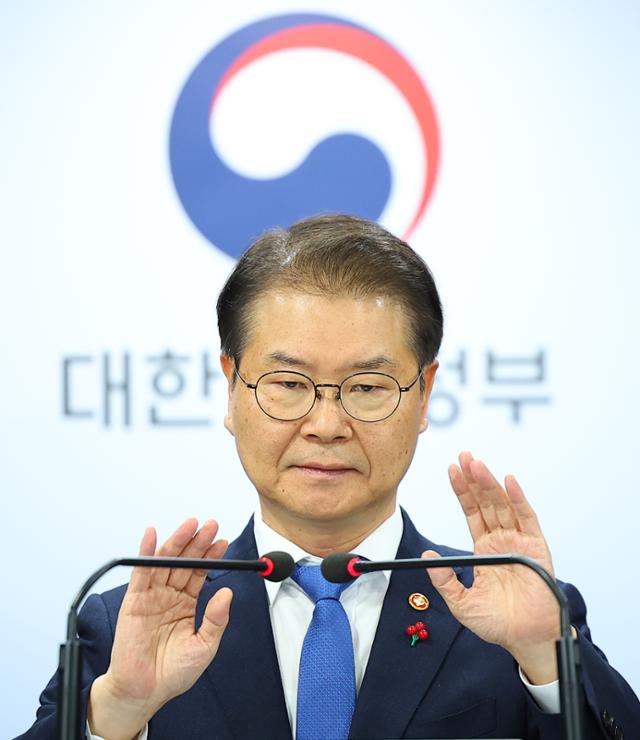 이정식 고용노동부 장관이 지난달 정부서울청사에서 산재보상보험제도 특정감사 중간결과를 브리핑하기 전 마이크를 점검하고 있다. 고용부는 속칭 '산재 나이롱환자' 등의 의혹과 관련해 지난달 1일부터 산재보험 제도 특정감사를 벌여 지금까지 117건의 부정수급 사례를 적발했고 부정수급 적발액은 60억3,100만 원이라고 밝혔다. 연합뉴스