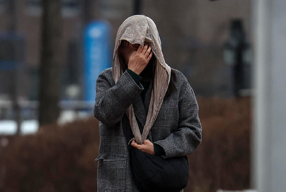 서울 영등포경찰서 인근에서 한 시민이 목도리로 머리를 감싼 채 이동하고 있다. [사진=뉴시스]